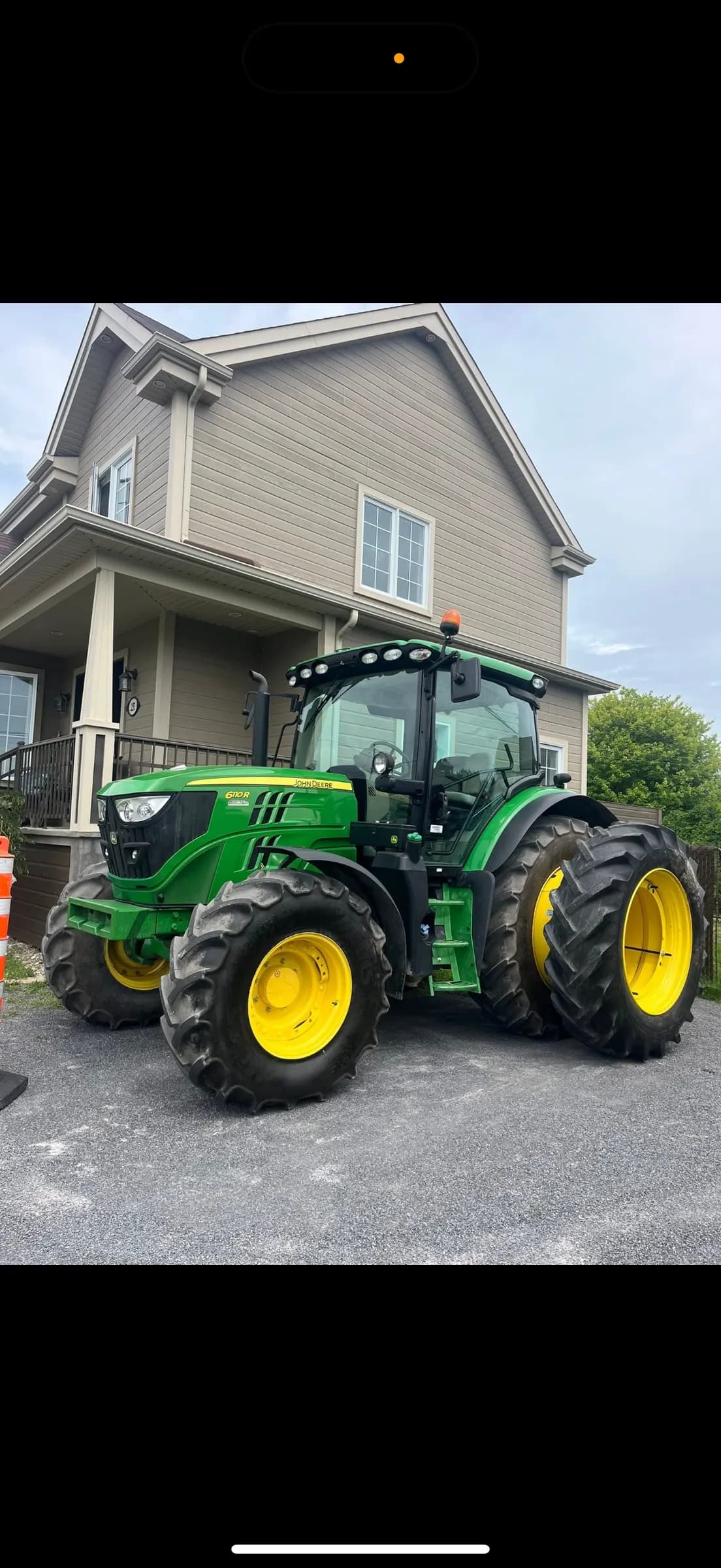Tracteur John Deere série 6R de F.A.D.S. utilisé pour le fauchage autoroutier