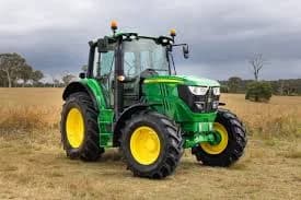 Tracteur John Deere 6110M de F.A.D.S. dans un champ